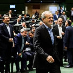 احضار پزشکیان و وزیر اقتصاد به مجلس / عزم جزم مجلس برای تغییر کابینه رئیس جمهور