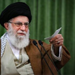 خامنه‌ای و عصایش، ترامپ و ناوهایش/ شعار عجیب در دستان مردم + عکس