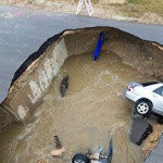 فرو رفتن یک خودرو بر اثر فرونشست در خیابان نبراسکای آمریکا