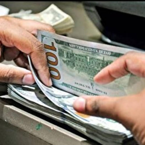 پیش‌ بینی قیمت دلار فردا شنبه ۱۱ بهمن ۱۴۰۴ / ارزپاشی بانک مرکزی جواب می‌دهد یا طوفان در راه است؟