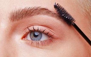 دچار ریزش و کم پشتی ابرو شده‌اید؟ این کار‌ها را انجام دهید