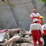زنده پیدا شدن ۳ نفر از زیر آوار یک منزل مسکونی در تهران