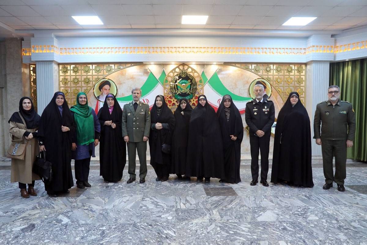 دیدار فرمانده ارتش با نمایندگان زن مجلس + عکس