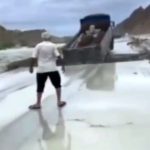 فیلم فروریختن یک پل  هنگام عبور کامیون در هرمزگان