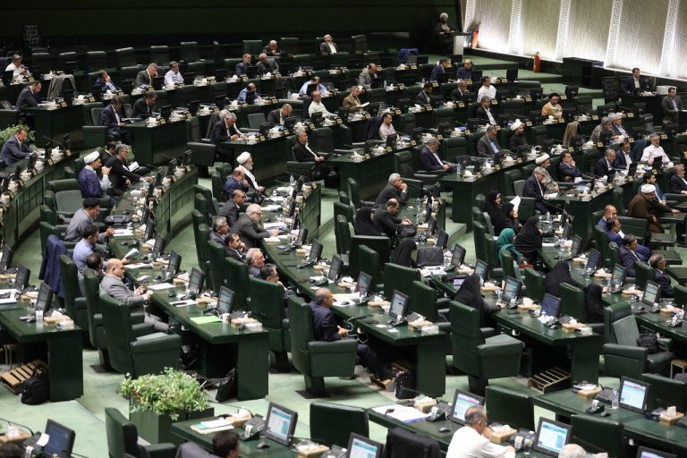 انتقاد روزنامه اطلاعات از مجلس/ شکست دولت پزشکیان، شکست کل نظام در مدیریت بحران است/ فردا معلوم نیست دیگران و تاریخ درباره ما چگونه داوری کنند