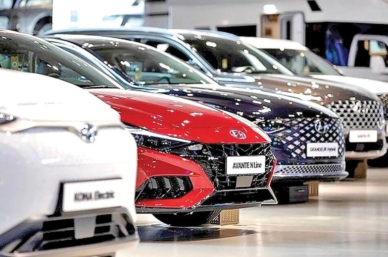 کورس قیمتی کم‌سابقه‌ خودرو در آذر/ وارداتی‌ها رکورددار رشد قیمت شدند/ این خودرو یک ماهه 2 میلیارد تومان گران شد