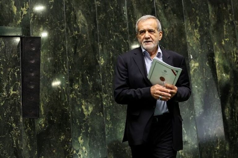 مسعود پزشکیان لایحه بودجه ۱۴۰۵ را تقدیم مجلس کرد+فیلم