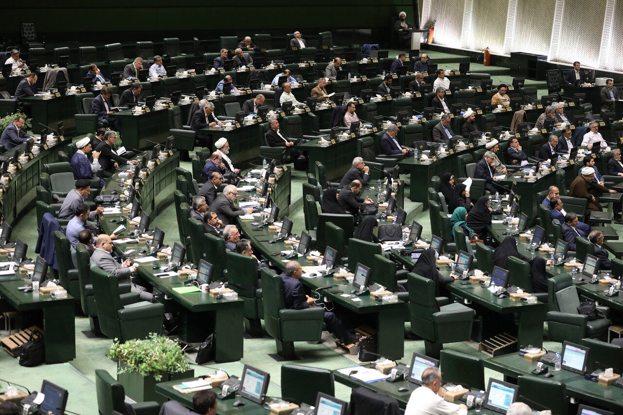 یک بام و دو هوا درمجلس