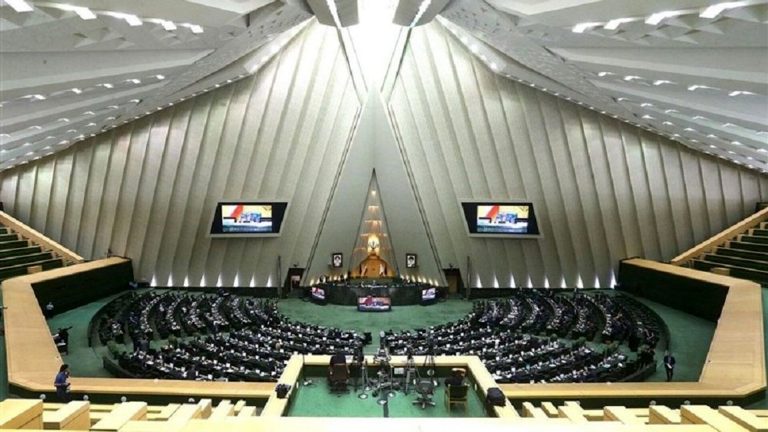 دیروز یک جلسه بی‌خودی گذاشتیم، 2 هزار تومان رفت روی دلار/ ما مردان داریم به زنان ظلم می کنیم/ جامعه به ما فحش می دهد+ فیلم