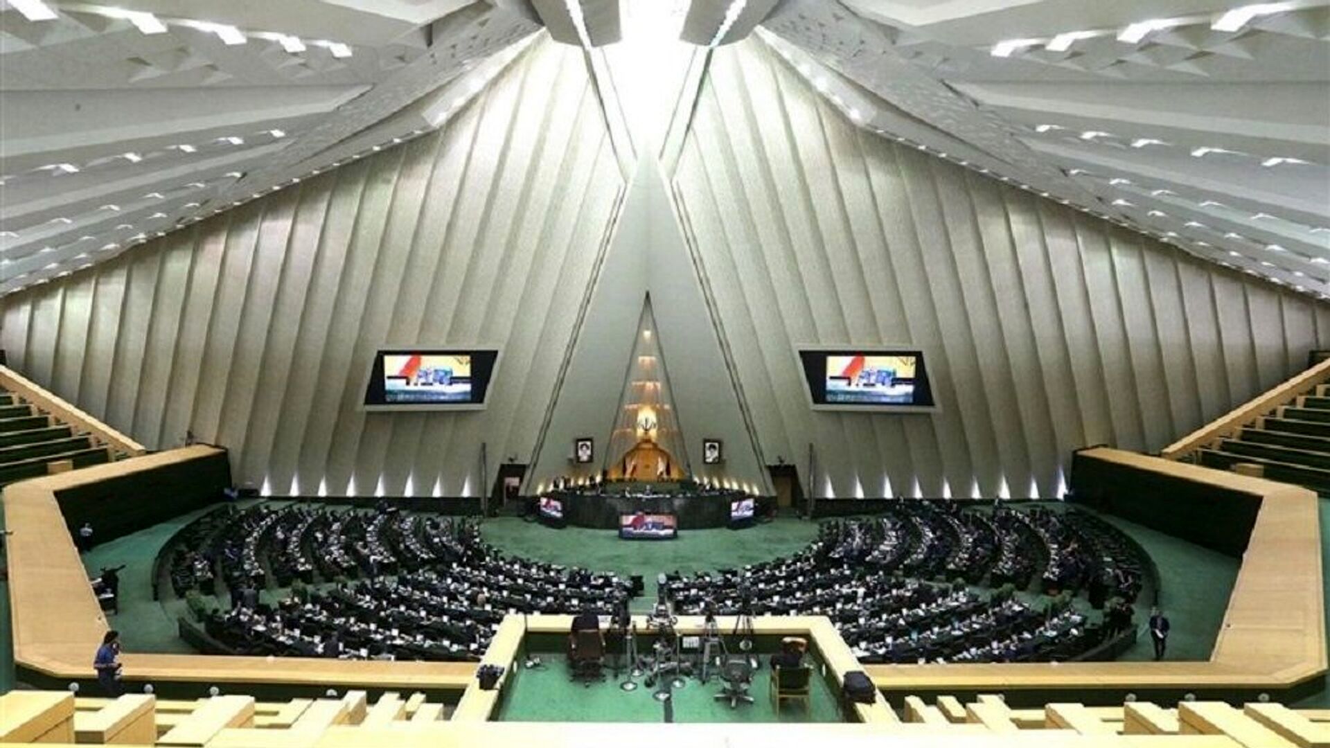 دیروز یک جلسه بی‌خودی گذاشتیم، 2 هزار تومان رفت روی دلار/ ما مردان داریم به زنان ظلم می کنیم/ جامعه به ما فحش می دهد+ فیلم