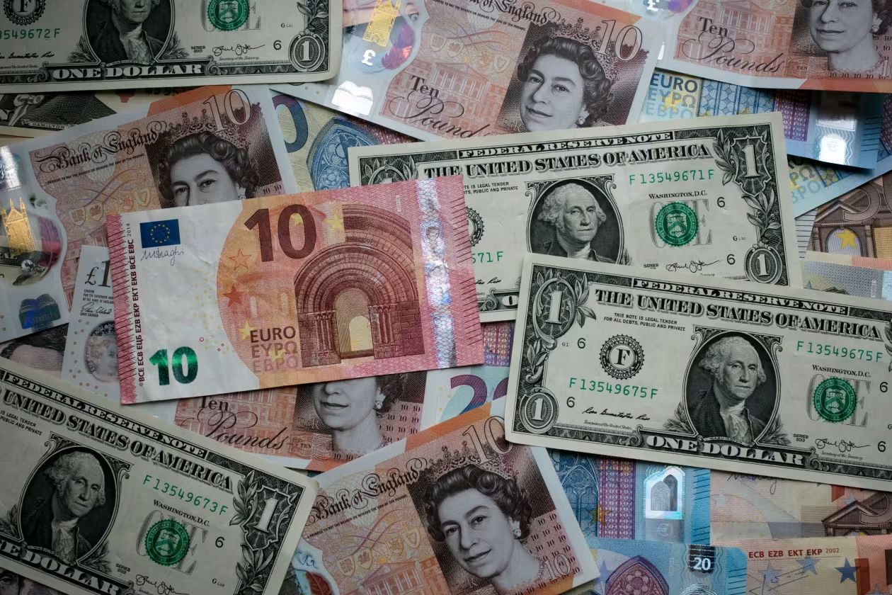 قیمت دلار و یورو در صرافی ملی امروز پنجشنبه ۴ دی1404/کاهش قیمت دلار و یورو