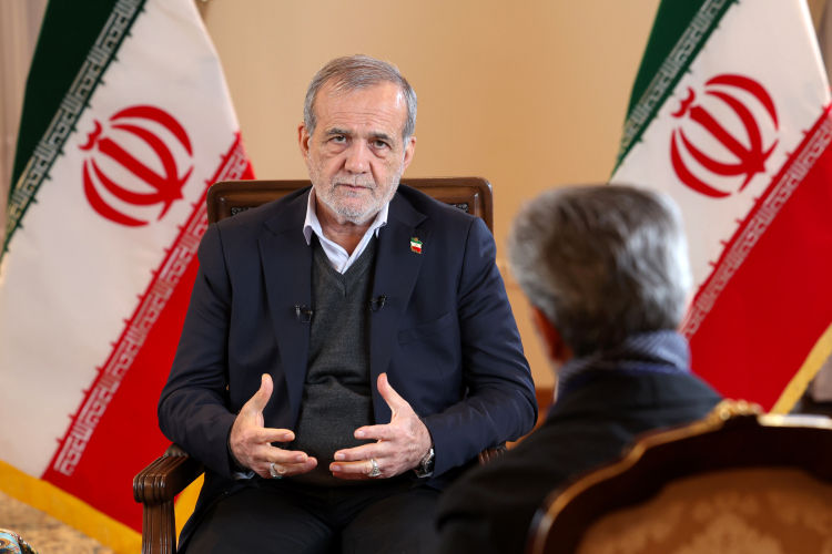 تصاویر| گفت‌وگوی رسانه KHAMENEI.IR با پزشکیان