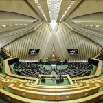 قرائت بیانیه جبهه پایداری در صحن مجلس؛ شخصیت‌های جبهه اصلاحات مسئولیت وضعیت آشفته کشور را بر عهده بگیرند/ دنبال مقصر خیالی نباشید