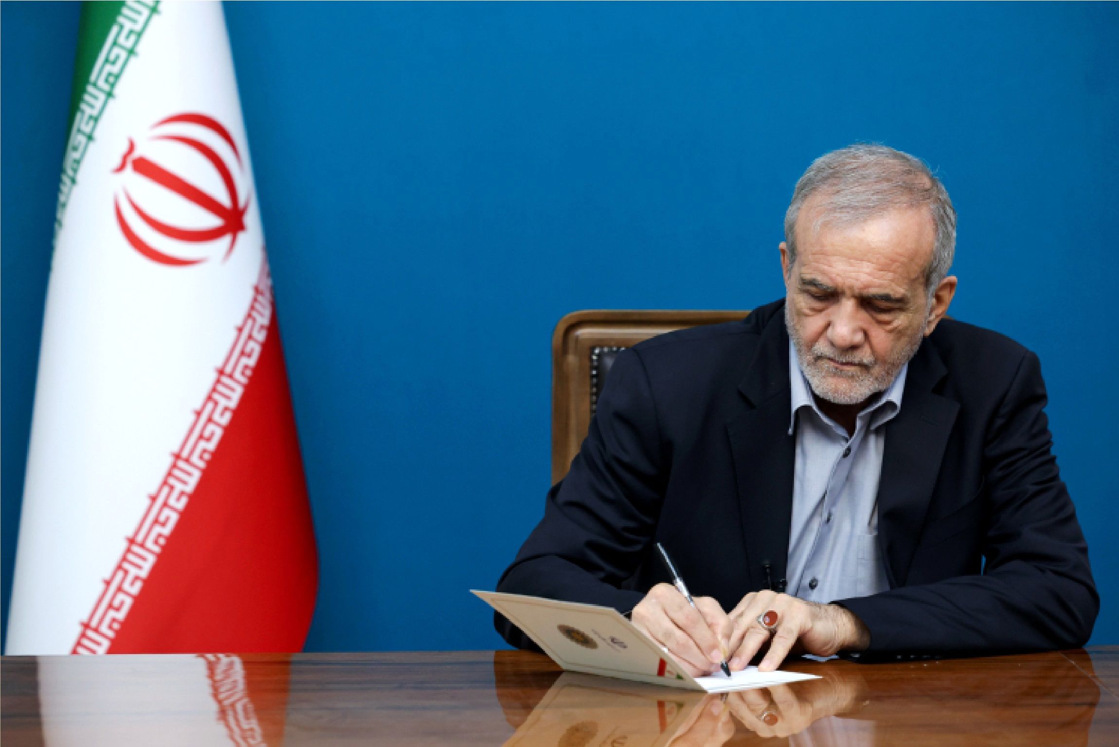 پزشکیان حکم همتی را امضا کرد