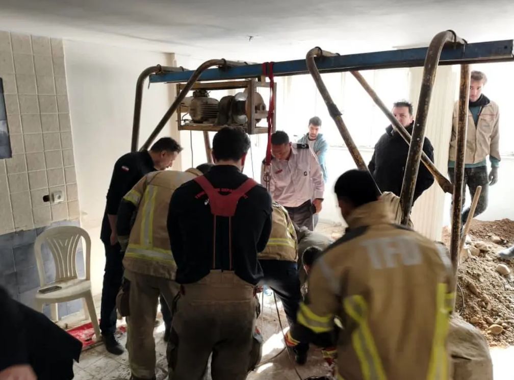 سقوط دو کارگر در یک چاه ۲۵ متری در بلوار آفریقا + فیلم