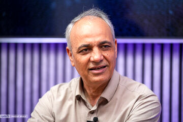 چطور مرحوم هاشمی و خاتمی، احمدی‌نژاد و روحانی هیچ حرمت و حریمی نباید داشته باشند و فقط مرحوم رئیسی باید استثنا باشد؟ /تبعیض برای چه؟