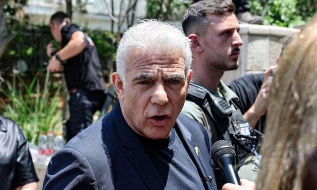 حمله تند لاپید به نتانیاهو/ او به «لکه ننگ» اسرائیل در جهان تبدیل شده است