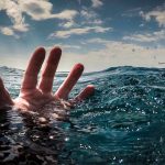 نجات کودک از غرق‌شدگی در رودخانه رودبار جنوب + فیلم