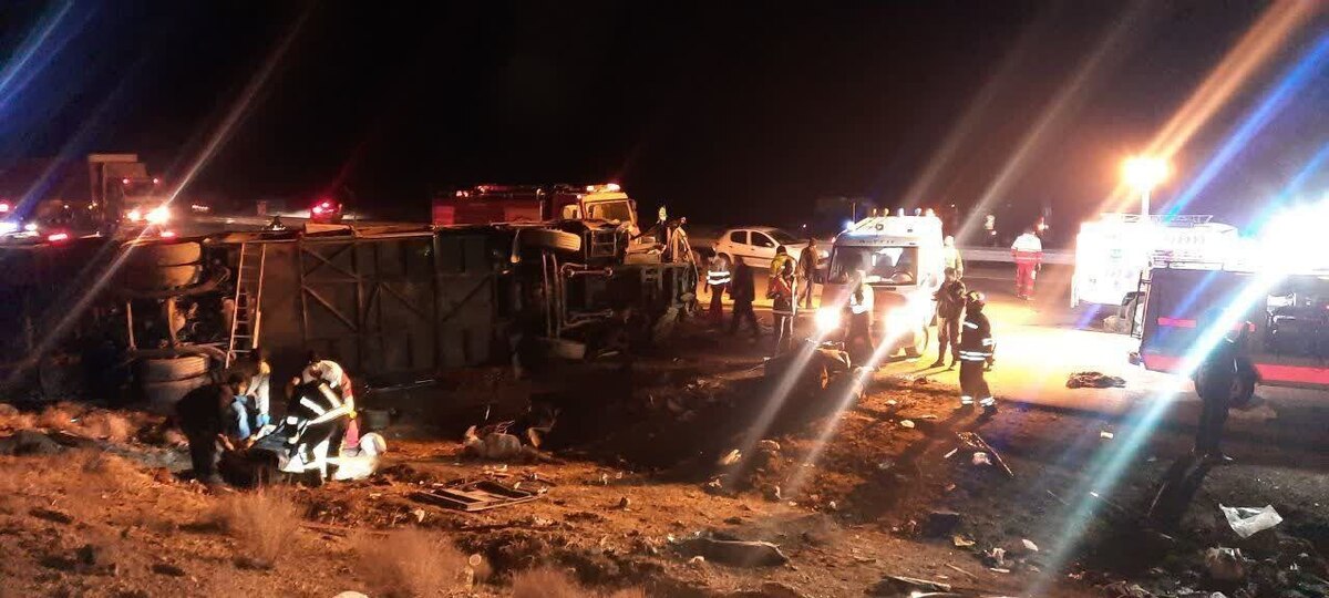 آخرین آمار قربانیان حادثه جاده‌ نطنز-اصفهان/ اعزام ۱۱ دستگاه آمبولانس + فیلم