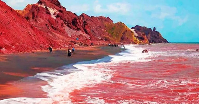 ساحل سرخ و بی نظیر جزیره هرمز در یک روز زیبای بارانی + فیلم