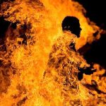 خودسوزی یک مرد مقابل دادگستری کرج/ علت حادثه چه بود، پرونده مهریه‌ یا دعوای ملکی؟