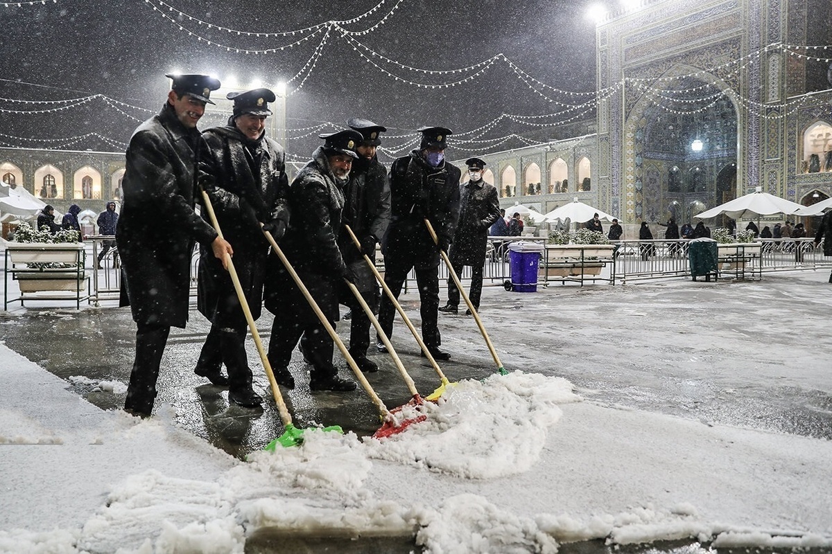 بارش شدید برف در حرم مطهر رضوی+ فیلم