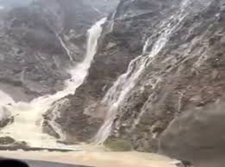 کوه‌های حاجی‌آباد هرمزگان تبدیل به آبشار شد+ فیلم