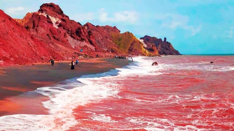 برداشت‌های آخرالزمانی از جاری شدن خون در ساحل هرمز +فیلم