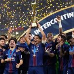لحظه بالا بردن جام قهرمانی جام بین قارهای توسط مارکینیوش، کاپیتان PSG + فیلم