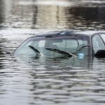 لحظه نفسگیر نجات زن و شوهر جوان از مرگ در سیلاب رودخانه بندرلنگه + فیلم