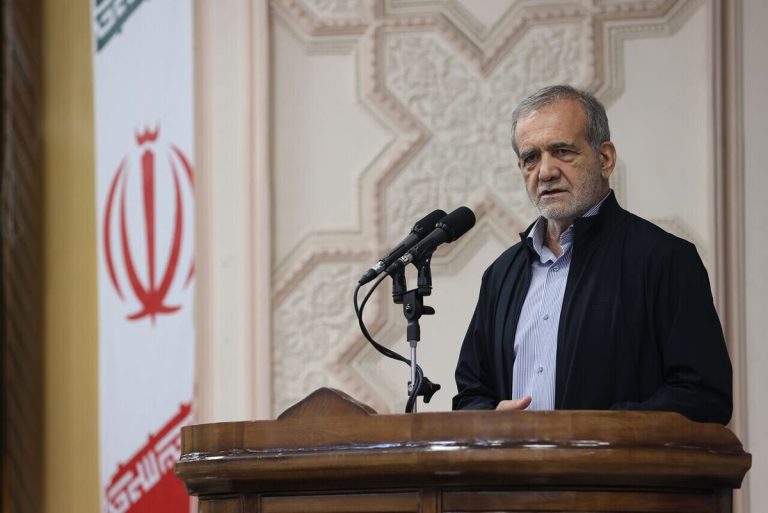 حرکات عجیب مسعود پزشکیان هنگام سخنرانی / وقتی آلرژی پاپیچ رئیس جمهور شد + عکس