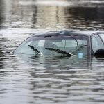 لحظه شکسته شدن سد خاکی و ورود سیل سهمگین به خانههای مردم + فیلم