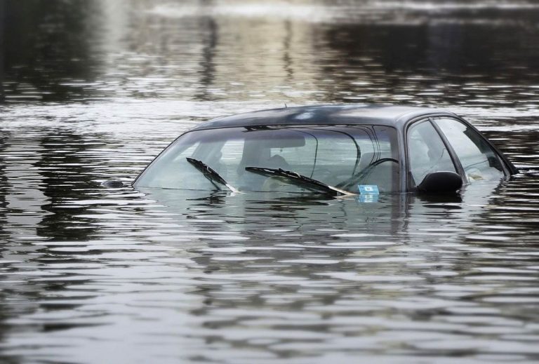 لحظه شکسته شدن سد خاکی و ورود سیل سهمگین به خانه‌های مردم + فیلم 