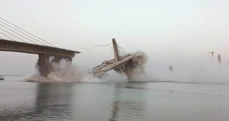 فروریختن یک پل در هرمزگان هنگام عبور کامیون+ فیلم