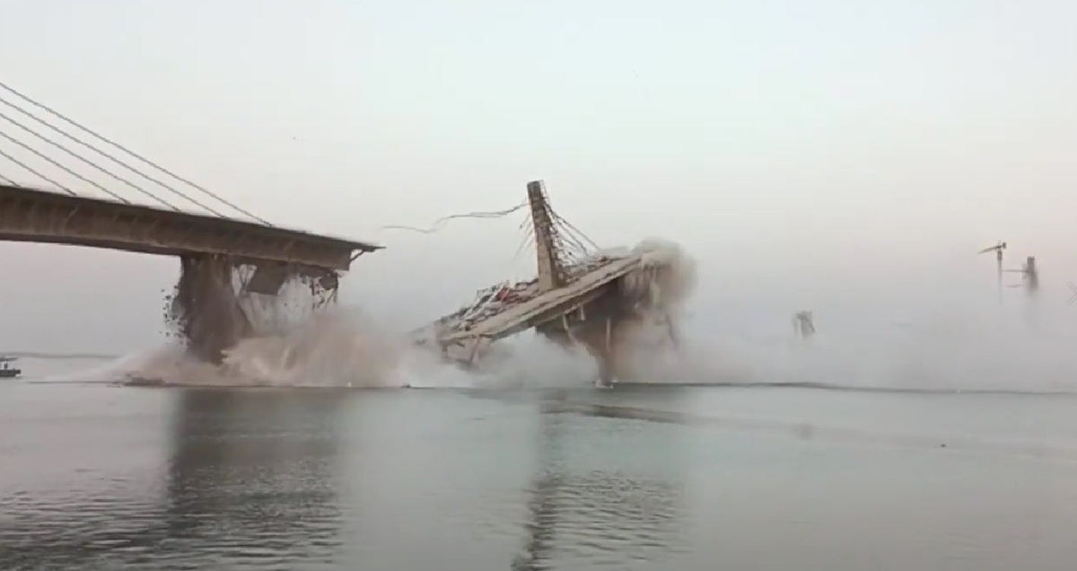 فروریختن یک پل در هرمزگان هنگام عبور کامیون+ فیلم