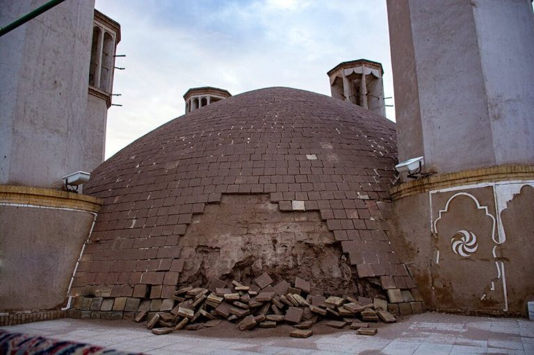 ریزش دیوار در بافت تاریخی شهر یزد+ فیلم