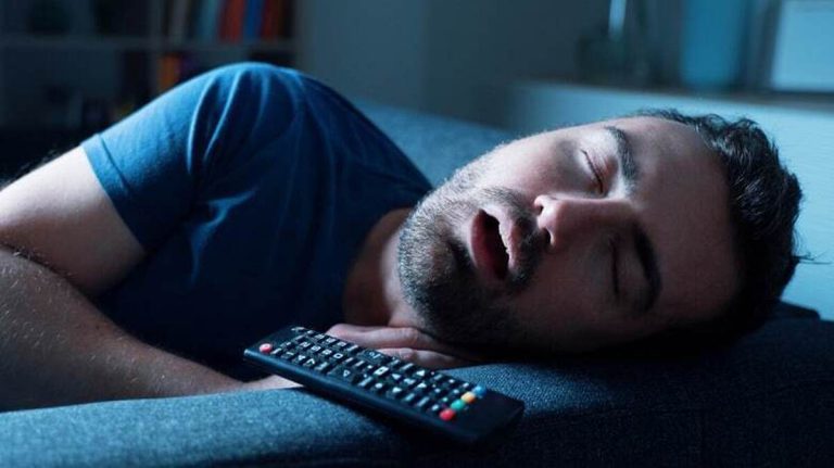 فایده عجیب خوابیدن مقابل تلویزیون و مضرات این کار