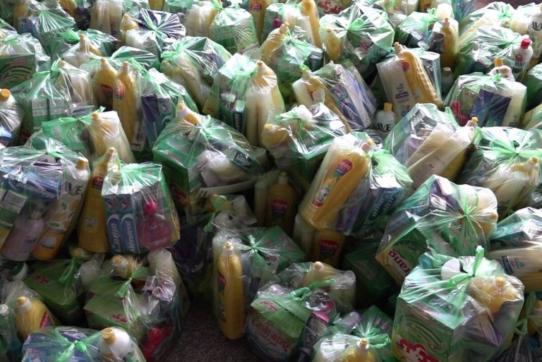 توزیع بسته معیشتی رایگان یلدا ۱۴۰۴ در سراسر کشور / بسته معیشتی ۵ میلیون تومانی به این خانوار رسید