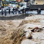 لحظات دلهره‌آور نجات راننده گرفتار در سیلاب کهنوج+ فیلم