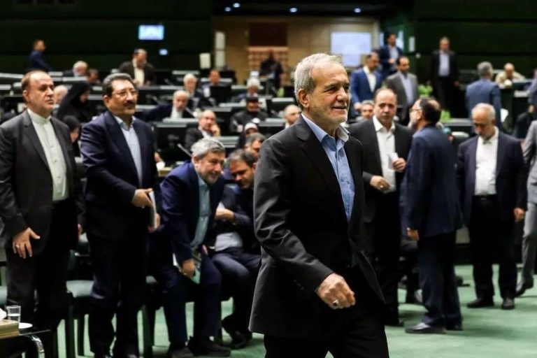 احضار پزشکیان و وزیر اقتصاد به مجلس / عزم جزم مجلس برای تغییر کابینه رئیس جمهور