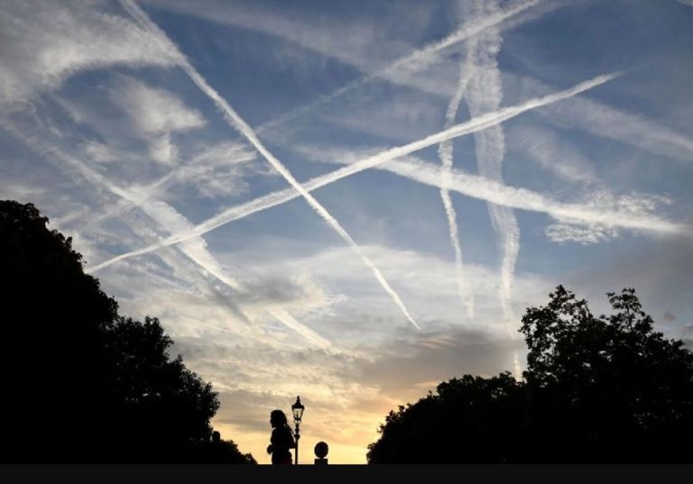 خطوط مرموز در آسمان تهران / رد موشک یا هواپیما؟