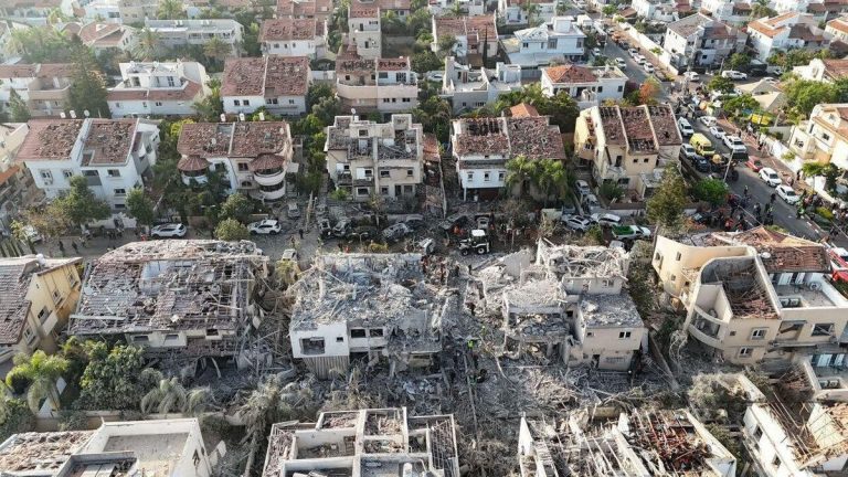 نابودی یک منطقه در اسرائیل در پی حمله موشکی ایران + فیلم