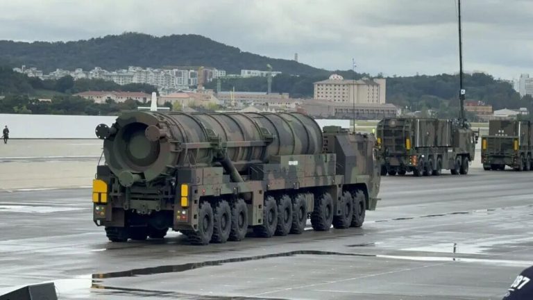 رونمایی از موشک هیونمو-۵ با کلاهک 8 تنی / هیولای کره‌ای آماده پرتاب شد