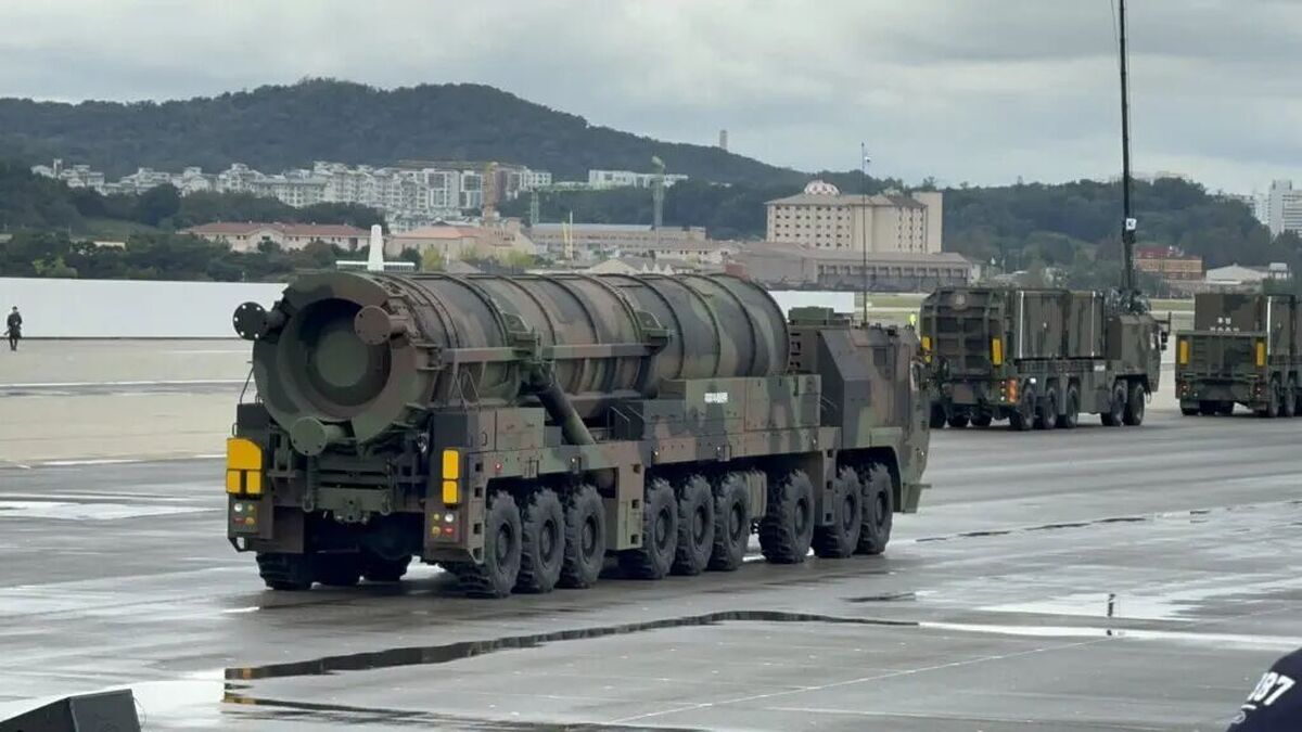 رونمایی از موشک هیونمو-۵ با کلاهک 8 تنی / هیولای کره‌ای آماده پرتاب شد