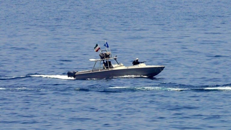 توقیف یک نفتکش توسط سپاه در خلیج فارس+ فیلم