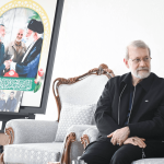 آخرین تصاویر از دیدار علی لاریجانی با خانواده‌ شهیدان حاجی‌زاده و باقری