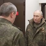 پوتین لباس رزم بر تن کرد+ فیلم