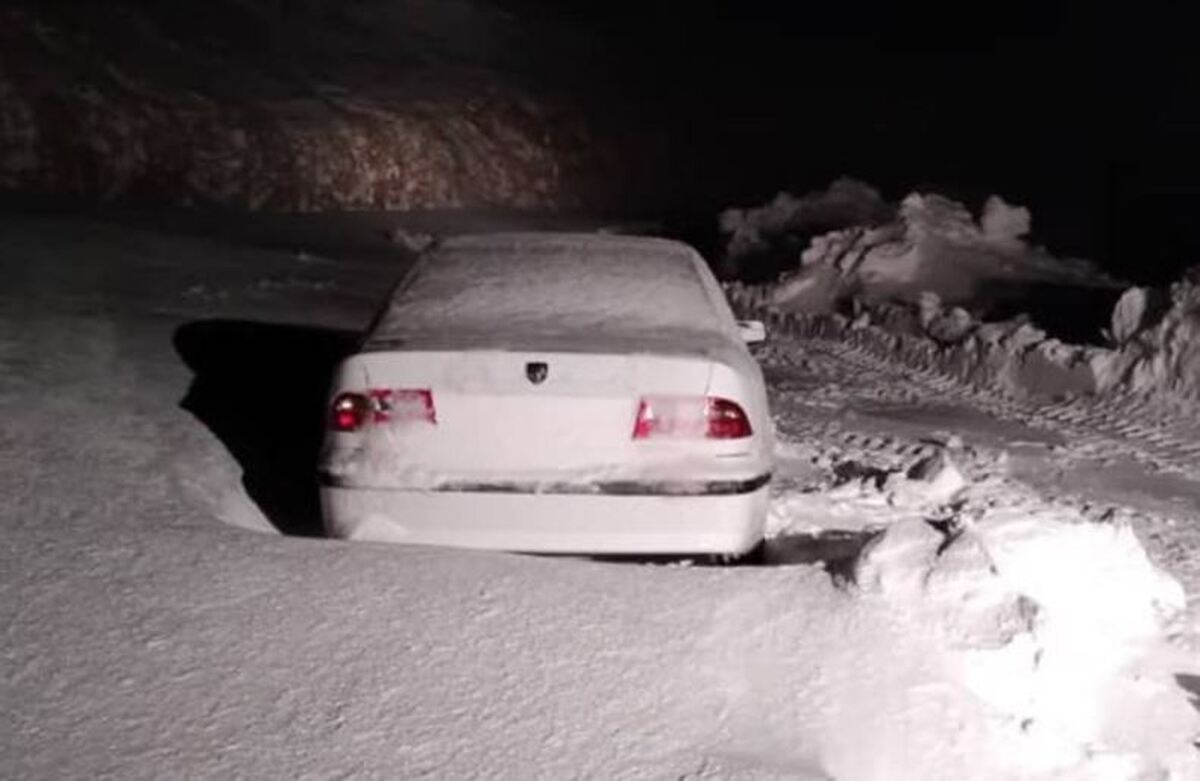 خودروهای گرفتار در برف و کولاک / جاده نقده ـ پیرانشهر + فیلم