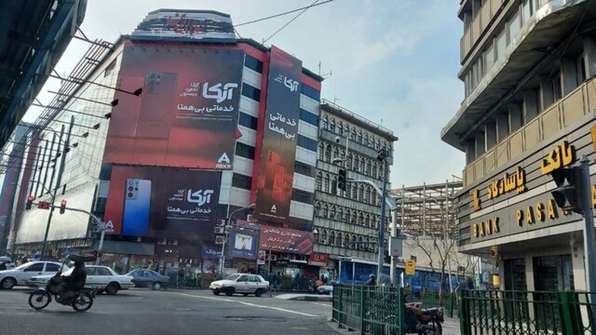 اعتراض کسبه پاساژ علاءالدین به بی‌ثباتی قیمت ارز/ تجمع و پایین کشیدن کرکره مغازه‌ها