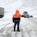 امدادرسانی به خودرو‌های گرفتار در برف و کولاک اصفهان+ فیلم